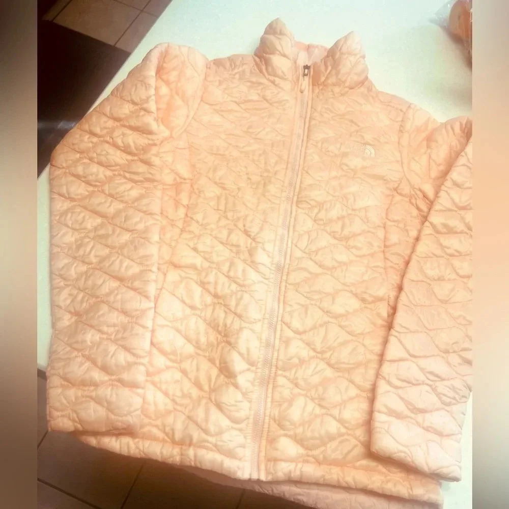 Ladies XS North Face Thermoball warm coat, peachy-Light, Light Pink. Lite weight